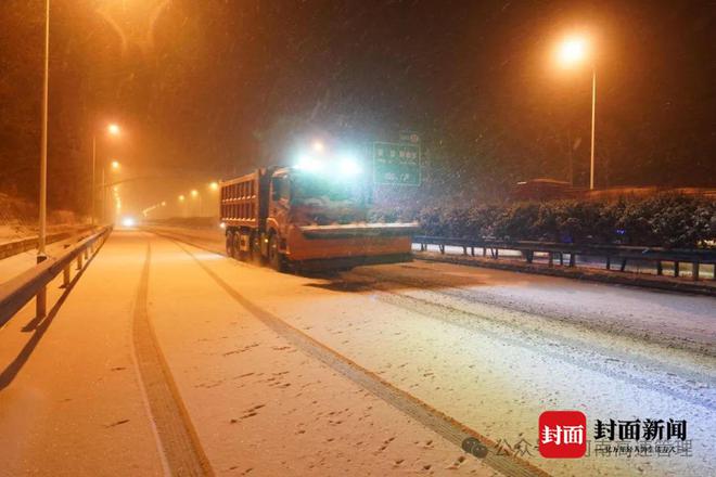 降雪阻路，女子为回家在车站等了两天