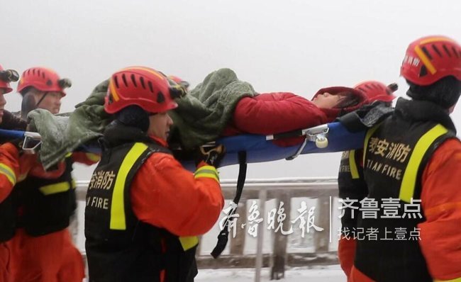 机器人助力游客轻松登顶泰山