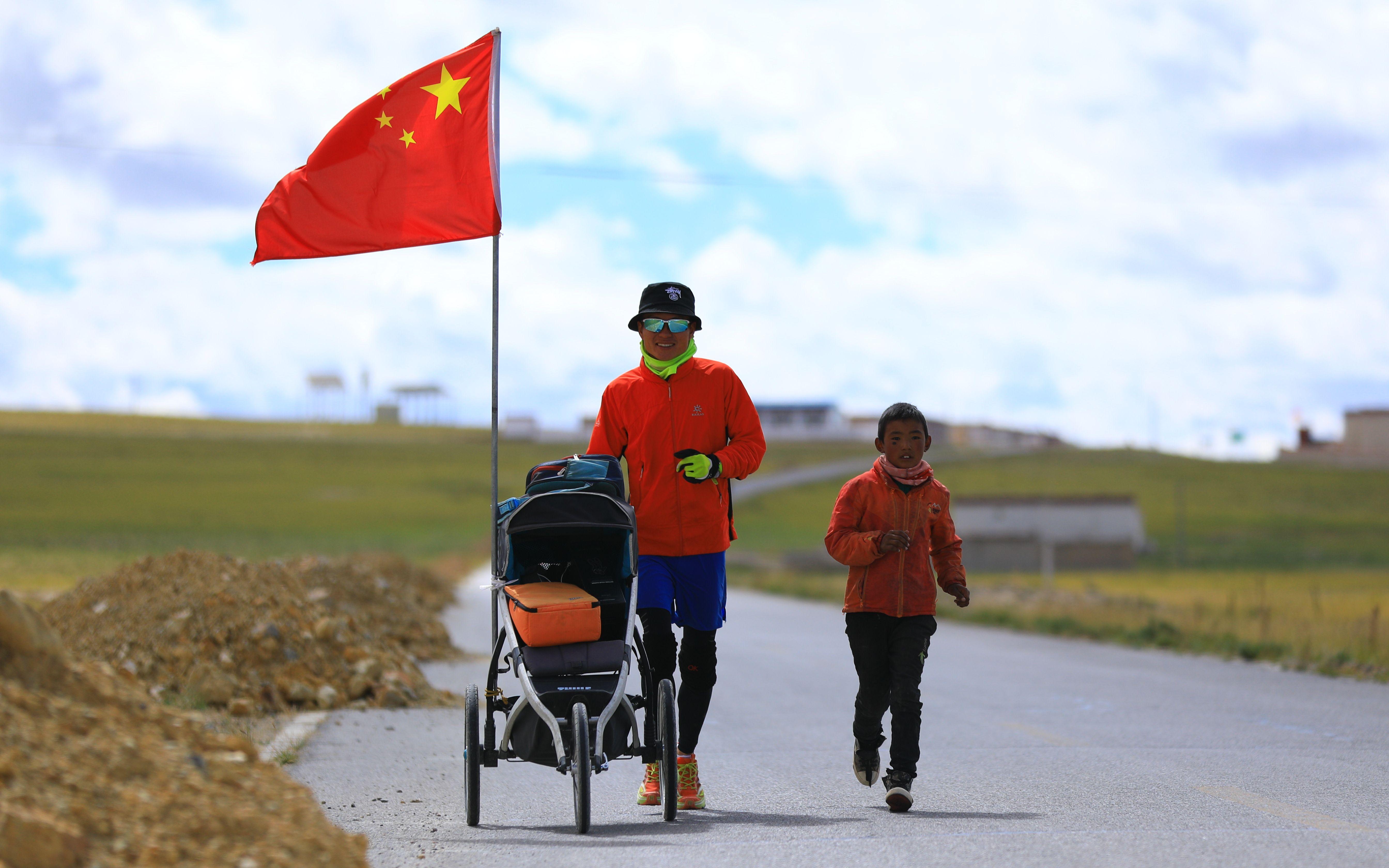 建议，高速路上的深情告别，双闪灯下的温暖瞬间！两车陪跑背后的感人故事。