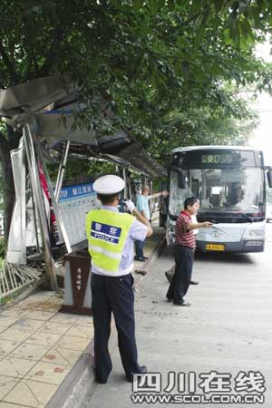 震惊！公交车撞向站台悲剧再现，两死一伤背后的真相究竟如何？地方新闻深度剖析事件全貌。