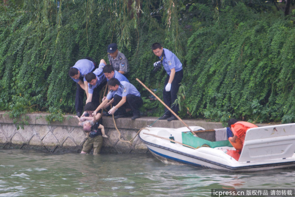 女子抱孩子投河悲剧背后真相揭秘，母女遗体被打捞上岸的悲痛与反思！触目惊心细节待挖掘。