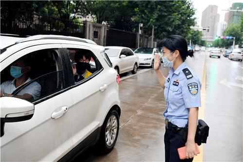 高三女生离家出走，女警深情拥抱背后的故事引人深思！内含深度解析与启示。