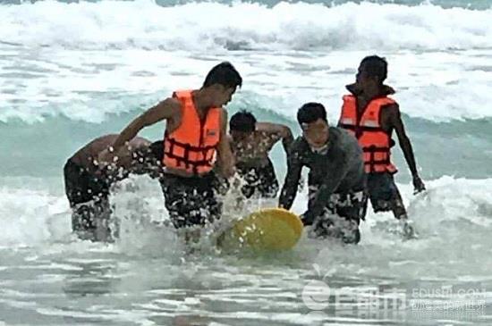 震惊！中国游客普吉岛浮潜遭遇脑死亡悲剧，生死瞬间疑点重重——深度剖析事件真相与旅游安全警示。