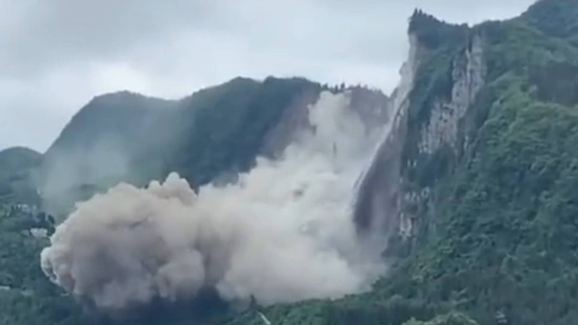 贵州山体垮塌瞬间，土石如瀑倾泻引发关注焦点深度剖析事件全貌及背后隐患！悬疑揭秘待解真相。