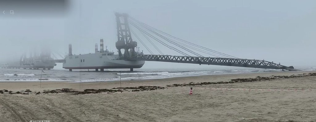 中国“登陆奇观”驳船现身海滩