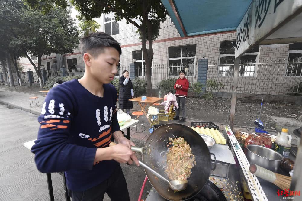 炙热炒饭梦，小伙卖饭奇迹，净赚五十万背后的秘密！