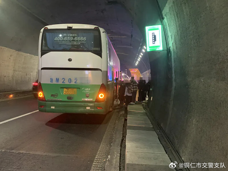 旅游大巴闯入长江隧道 交警迅速处置